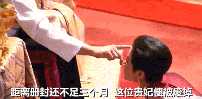 娶5个美貌王妃，废掉4位，泰国国王“自导自演”一出残酷的后宫戏