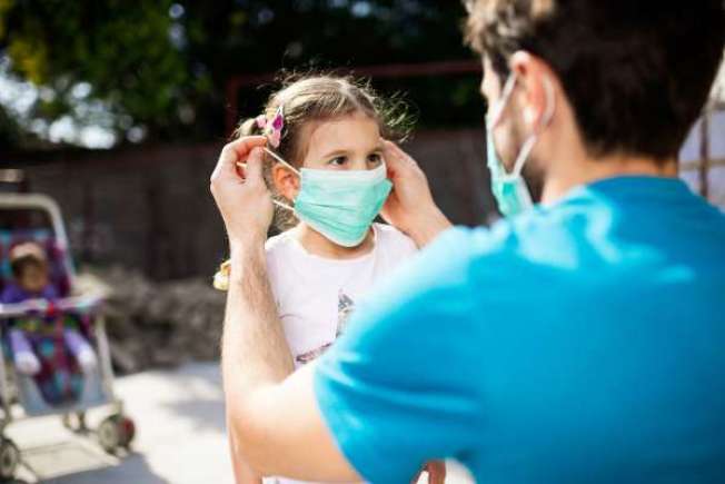 湾区五个县的口罩强制令22日起生效，小孩是否也要戴？(Getty Images)