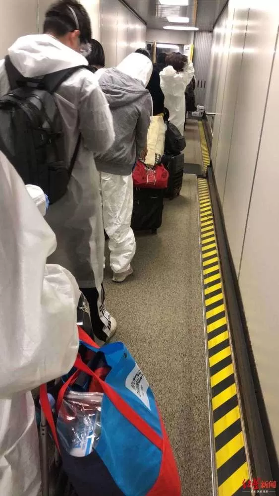 被中美家庭拉扯的留学生：“美国老爸”看淡生死，亲生父母让我赶紧回家