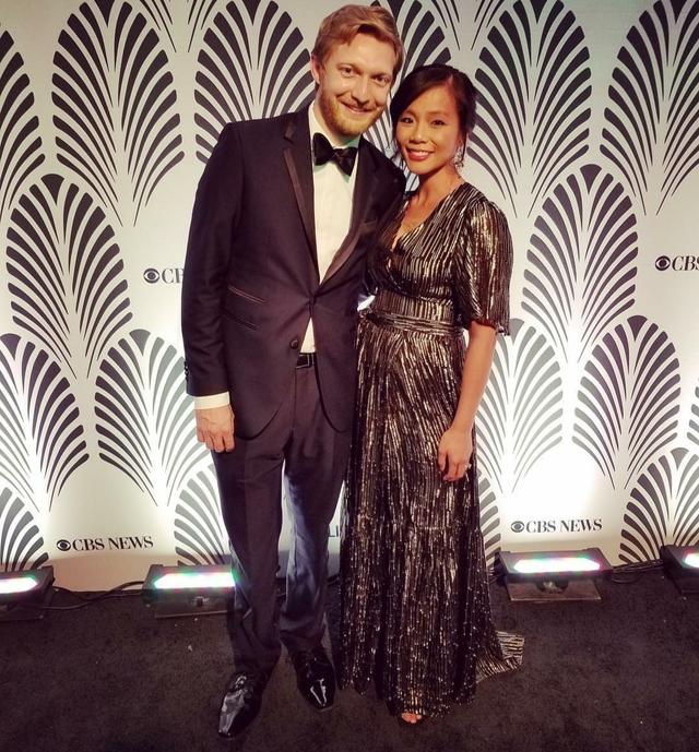 和特朗普正面刚的记者火了！华裔出身嫁美国总裁，老公浪漫又帅