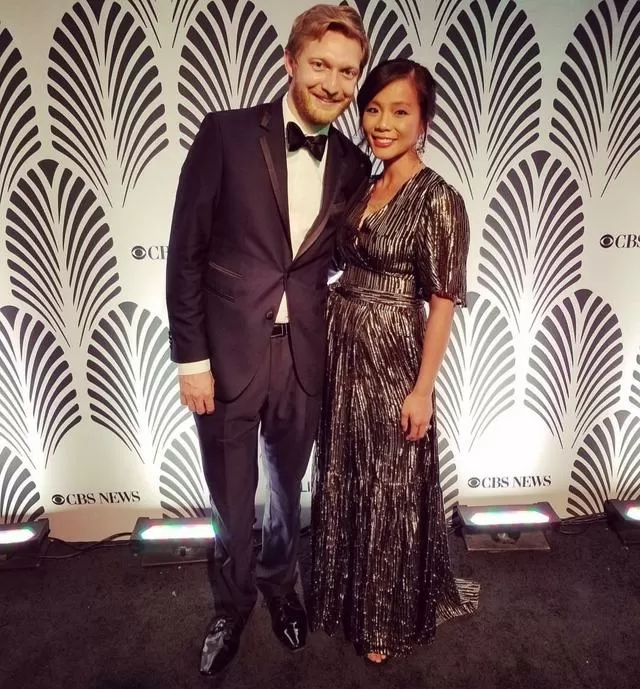 和特朗普正面刚的记者火了！华裔出身嫁美国总裁，老公浪漫又帅