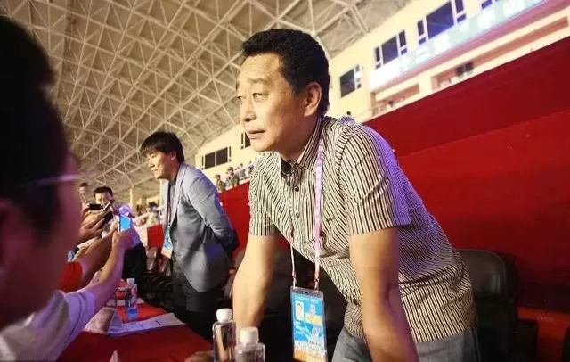 中国第一批开法拉利、劳斯莱斯、迈巴赫的人，现在过得怎么样？