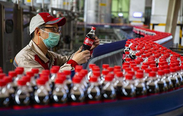 可乐配方全世界只有3个人知道，工人怎么加工可乐的?