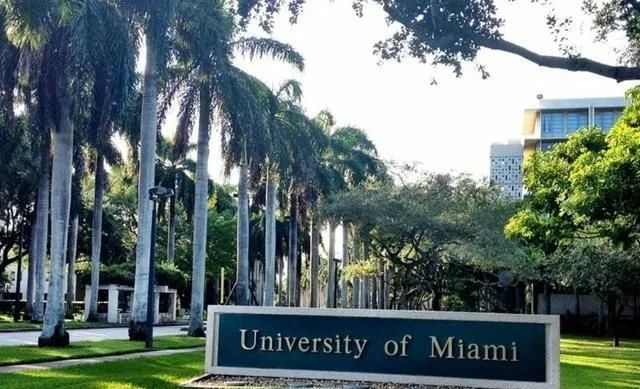 丢脸! 华裔教授上网课 暴露色情收藏夹 被学生截屏疯传80万次 下场很惨