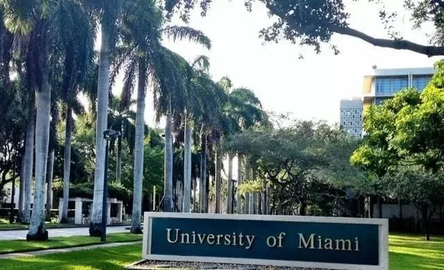 丢脸! 华裔教授上网课 暴露色情收藏夹 被学生截屏疯传80万次 下场很惨