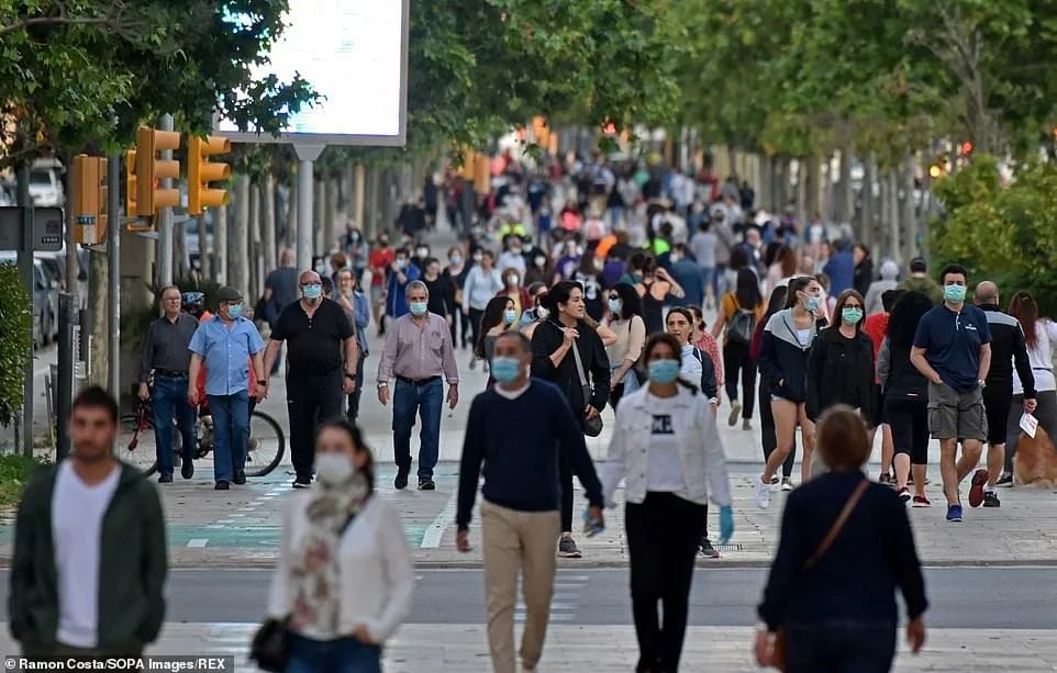 去他的居家令! 万人挤爆商场 景点 饭店! 香奈儿变菜市场 一群人地狱中狂欢!