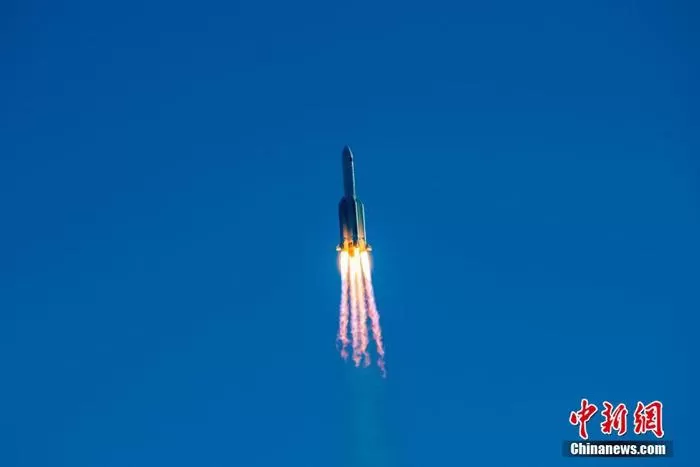 图为长征五号B运载火箭飞行中。 骆云飞 摄