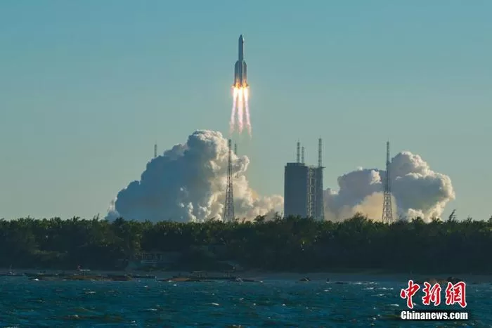 图为长征五号B运载火箭点火升空。 骆云飞 摄