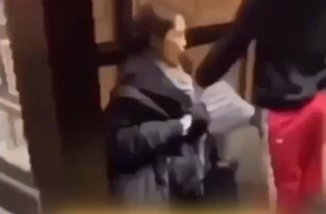 美国黑人青年飞踹亚裔女引激愤，亚裔苗族小伙以牙还牙报复黑人