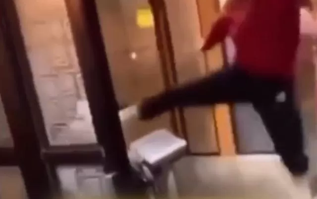 美国黑人青年飞踹亚裔女引激愤，亚裔苗族小伙以牙还牙报复黑人
