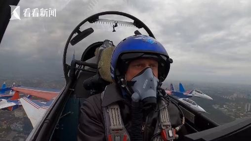 75架战机列队飞过红场 俄罗斯空中阅兵视频来了!