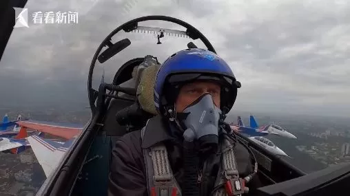 75架战机列队飞过红场 俄罗斯空中阅兵视频来了!