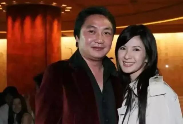 出轨前夫每月给200万，她离婚后变富婆交鲜肉男友