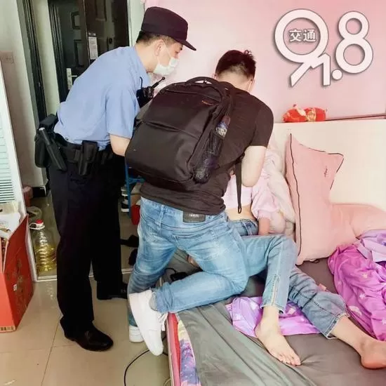 抖音女主播死亡直播惊悚画面曝光！精心打扮再见世界，老公滑手机目睹吓腿软