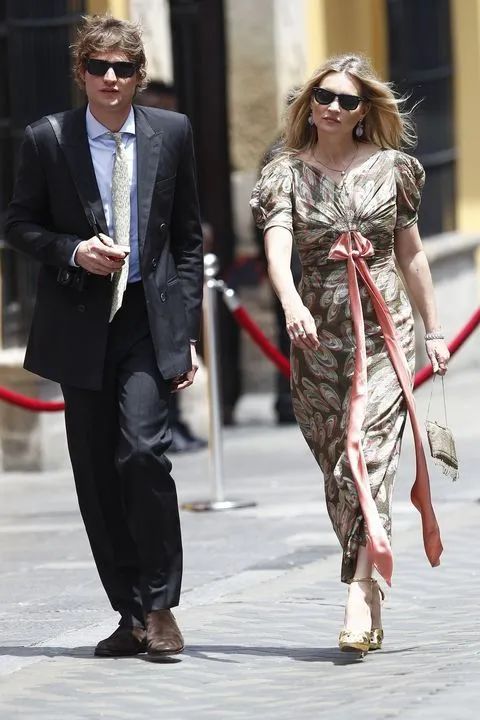 美女导游迷倒德国王子 被娶回王室宠成公主 这王妃的魅力比凯特梅根还大
