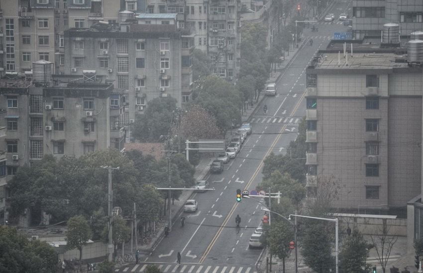 “封城”后，武汉市区的一处街景，路上行人和车辆很少。 红星新闻 图