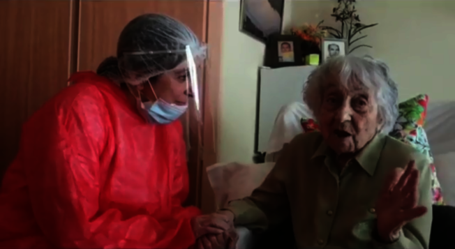 近日成功打败新冠肺炎的113岁西班牙老奶奶布兰雅丝（右）与医护人员讲话。布兰雅丝老奶奶被认为是西国最高龄长者，更可能是唯一一位战胜新冠病毒的超级人瑞。路透