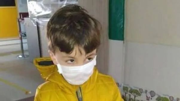 惨剧! 5岁男孩疑染新冠住院 还没开始治疗 就被明星父亲用枕头闷死!