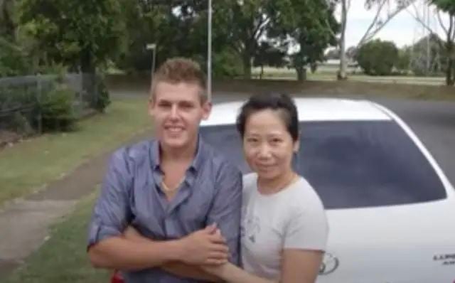 奇葩! 华人大妈下嫁18岁小鲜肉 主动出钱给老公买春 上节目成红人