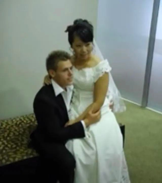 奇葩! 华人大妈下嫁18岁小鲜肉 主动出钱给老公买春 上节目成红人