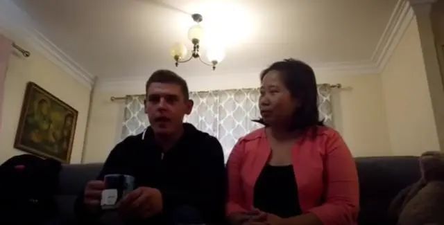 奇葩! 华人大妈下嫁18岁小鲜肉 主动出钱给老公买春 上节目成红人