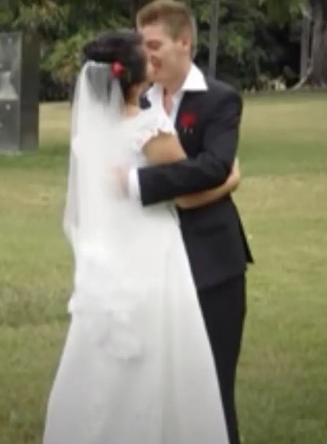 奇葩! 华人大妈下嫁18岁小鲜肉 主动出钱给老公买春 上节目成红人