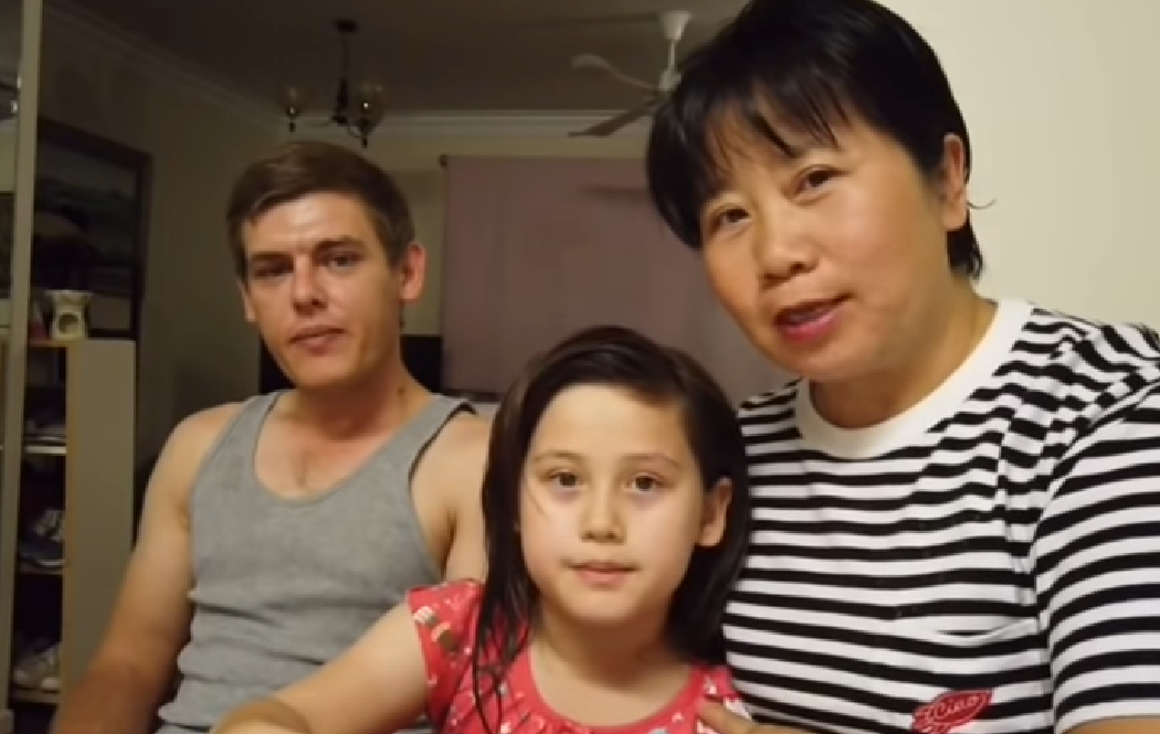 奇葩! 华人大妈下嫁18岁小鲜肉 主动出钱给老公买春 上节目成红人
