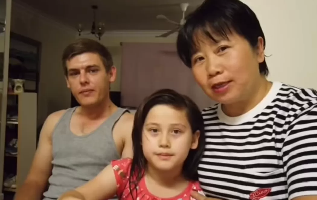 奇葩! 华人大妈下嫁18岁小鲜肉 主动出钱给老公买春 上节目成红人