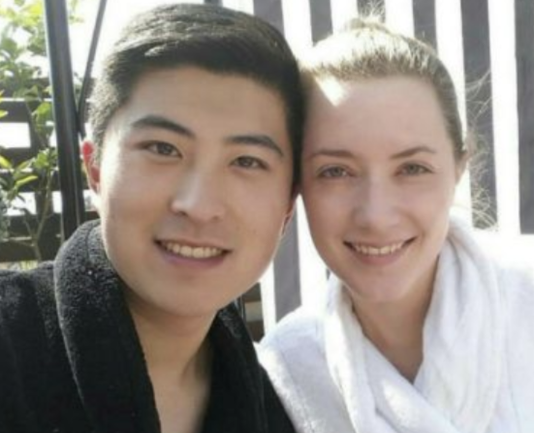 奇葩! 华人大妈下嫁18岁小鲜肉 主动出钱给老公买春 上节目成红人