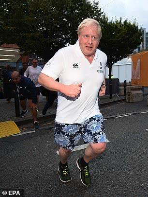 英国首相晨跑，有几分消瘦憔悴，仿佛75岁：病毒还是换尿布导致？