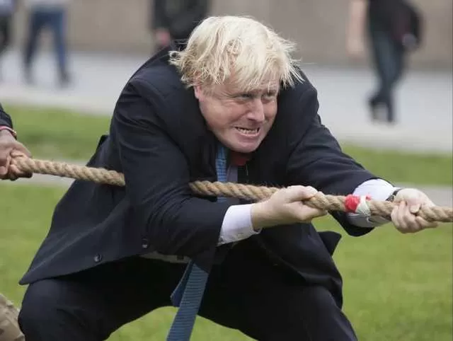 英国首相晨跑，有几分消瘦憔悴，仿佛75岁：病毒还是换尿布导致？