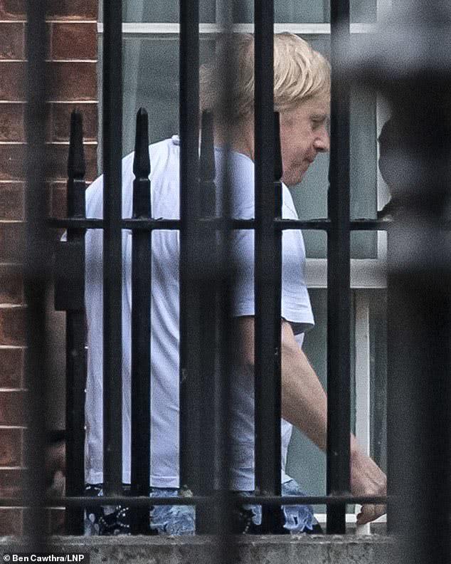 英国首相晨跑，有几分消瘦憔悴，仿佛75岁：病毒还是换尿布导致？