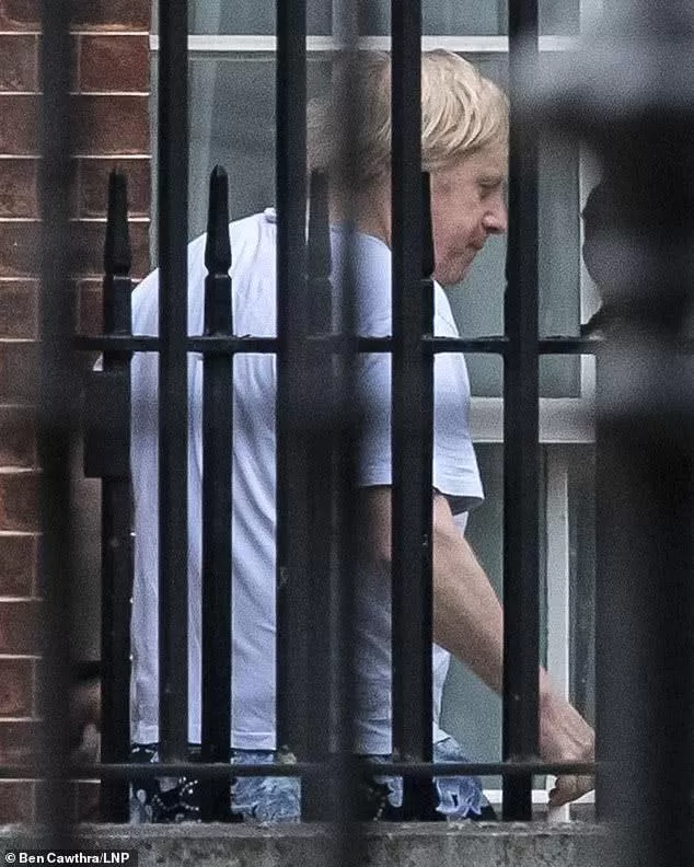 英国首相晨跑，有几分消瘦憔悴，仿佛75岁：病毒还是换尿布导致？
