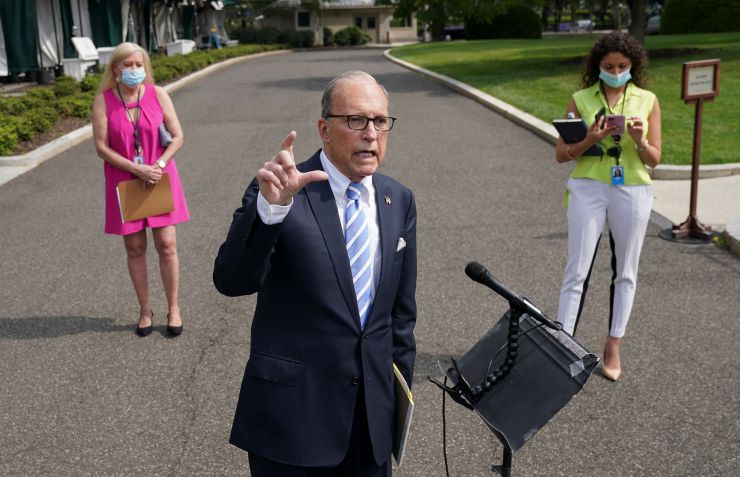 库德洛（Larry Kudlow）身后，库德洛向记者讲述了冠状病毒病（COVID-19）对华盛顿白宫的经济影响，U、 S公司2020年5月15日。路透社/凯文拉马克