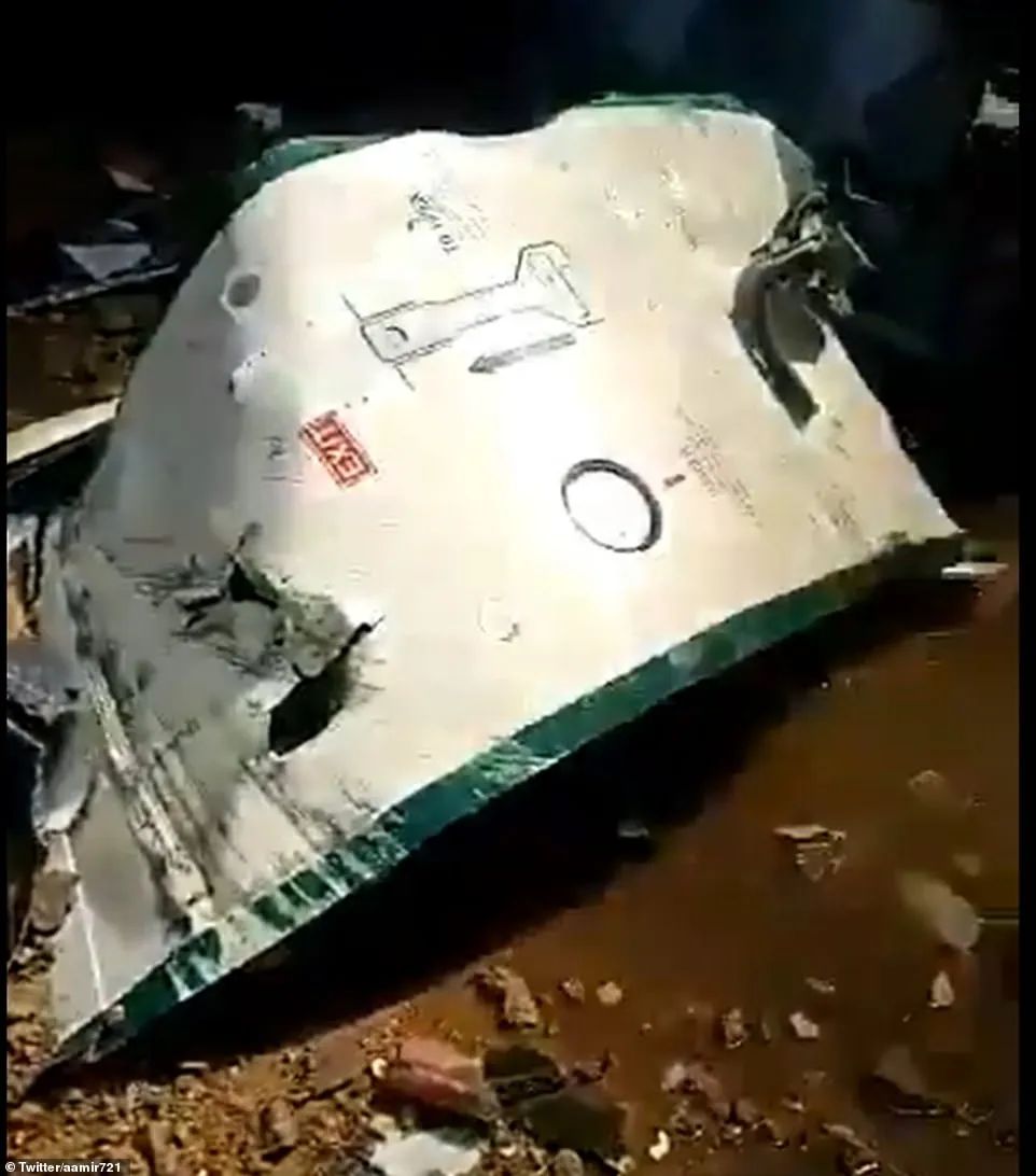 特大灾难! 一架大型客机闹市坠毁 死伤惨重!  只有坐头等舱的人生还!