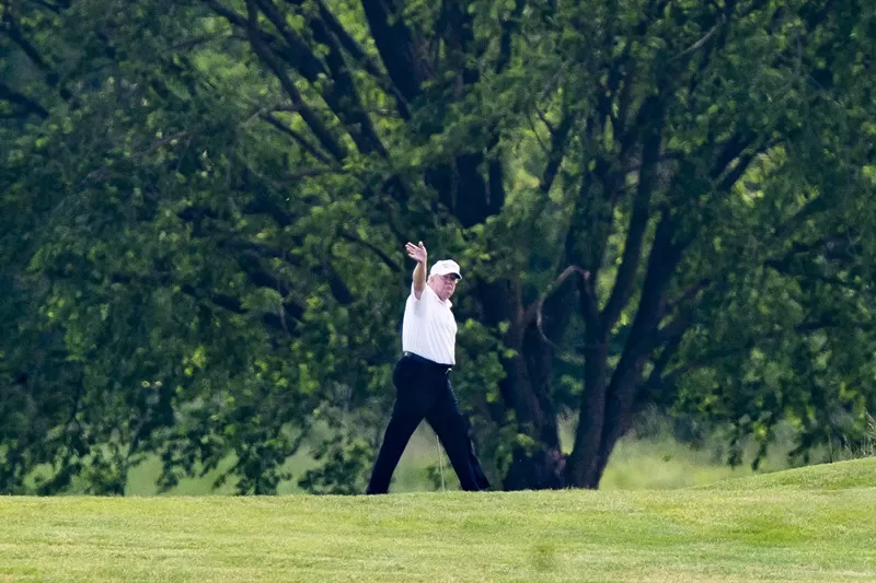 特朗普看到自己打高尔夫上热搜被骂后 立马开溜