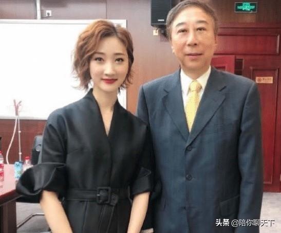 62岁冯巩一家近照曝光，妻子美貌动人，35岁儿子长相让人一言难尽