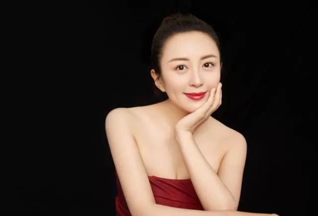 她在拍戏途中意外怀孕, 如今10年过去了, 孩子的父亲仍然是个迷