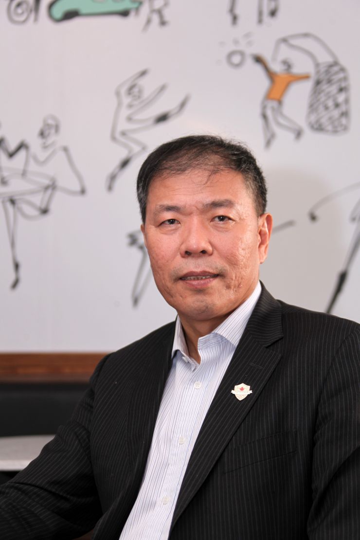 加拿大纽芬兰纪念大学医学院终身教授、流行病学专家王培忠近日在多伦多接受中新社记者专访时表示，中国政府采取的一系列强有力的防控措施，王培忠评价，总体做得很到位，措施很有效。他同时表示，民众忧虑的原因之一是不确定性，因为这是一种新的疾病、新的威胁。      (中新社图片/  余瑞冬 摄)