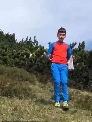 恐怖! 12岁男孩出门 身后惊现一头巨熊! 他靠这招捡回一条命 视频录下全程