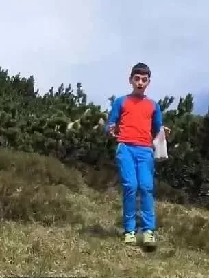 恐怖! 12岁男孩出门 身后惊现一头巨熊! 他靠这招捡回一条命 视频录下全程