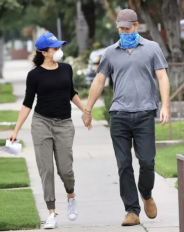 离开王室后 梅根哈里继续啃老 享受奢侈生活 凯特王妃怒斥: 自私的女人!