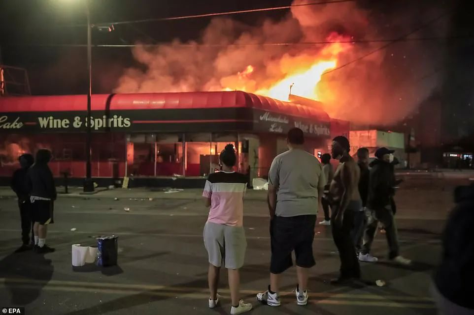 突发! 大型暴乱席卷全美! 枪手趁乱扫射人群 中弹市民哭嚎奔逃!