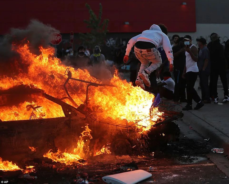 突发! 大型暴乱席卷全美! 枪手趁乱扫射人群 中弹市民哭嚎奔逃!