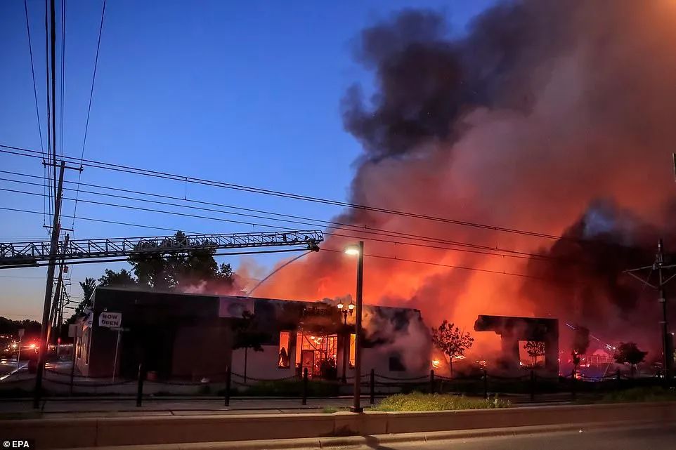 突发! 大型暴乱席卷全美! 枪手趁乱扫射人群 中弹市民哭嚎奔逃!