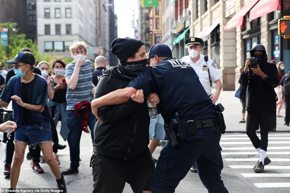 突发! 大型暴乱席卷全美! 枪手趁乱扫射人群 中弹市民哭嚎奔逃!