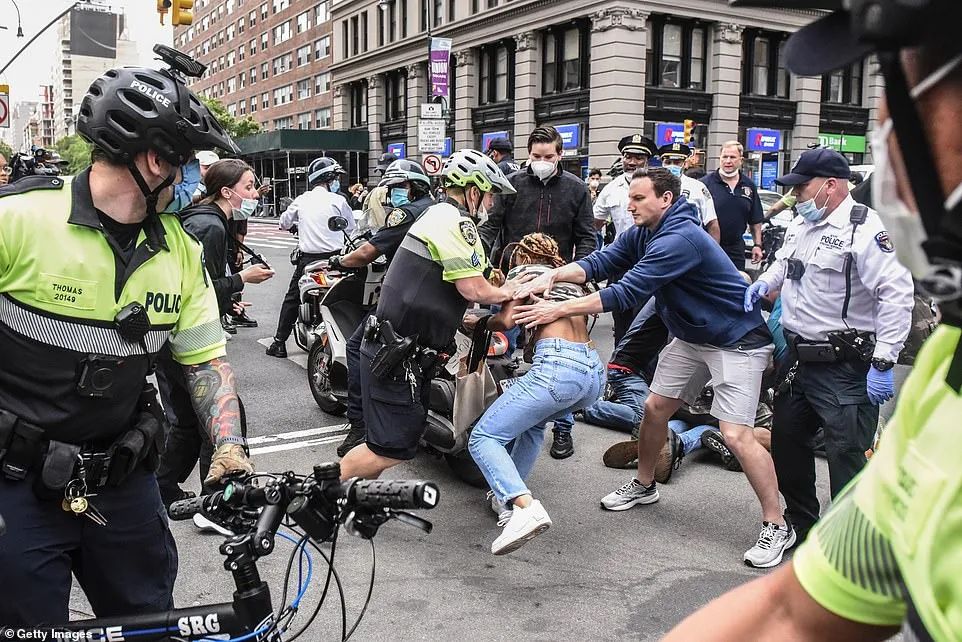 突发! 大型暴乱席卷全美! 枪手趁乱扫射人群 中弹市民哭嚎奔逃!