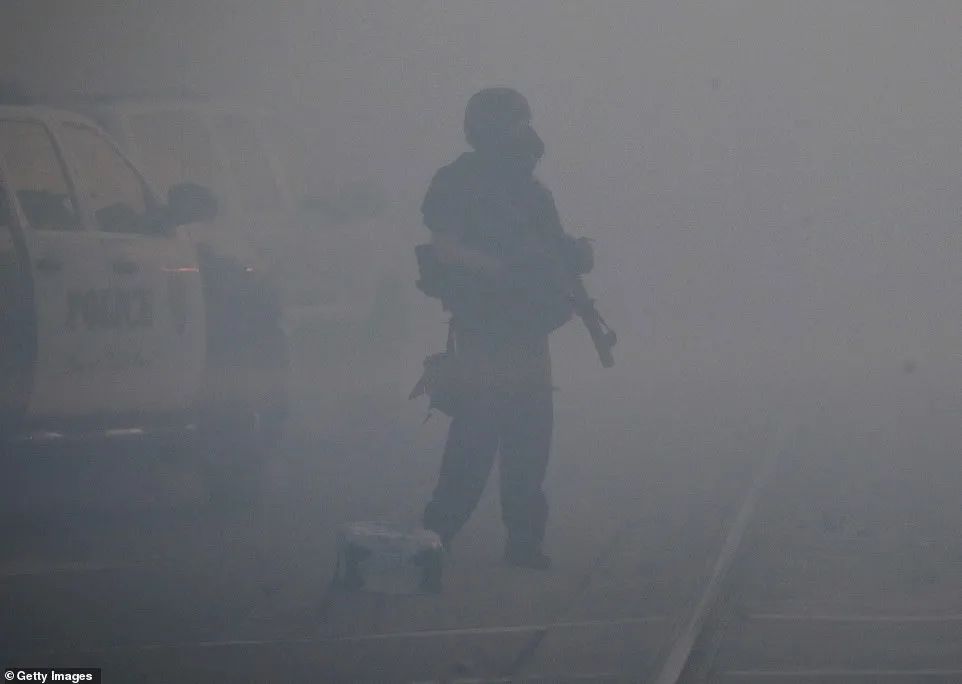 突发! 大型暴乱席卷全美! 枪手趁乱扫射人群 中弹市民哭嚎奔逃!