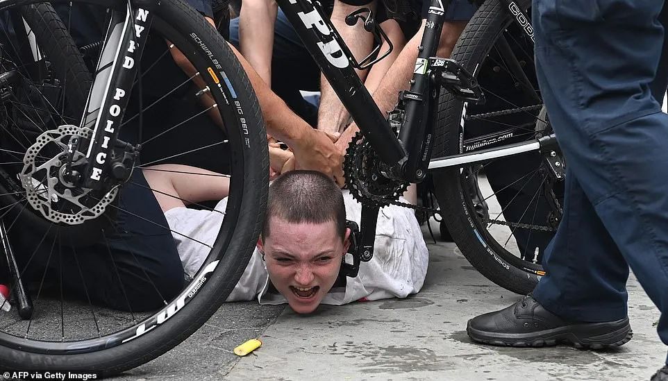 突发! 大型暴乱席卷全美! 枪手趁乱扫射人群 中弹市民哭嚎奔逃!