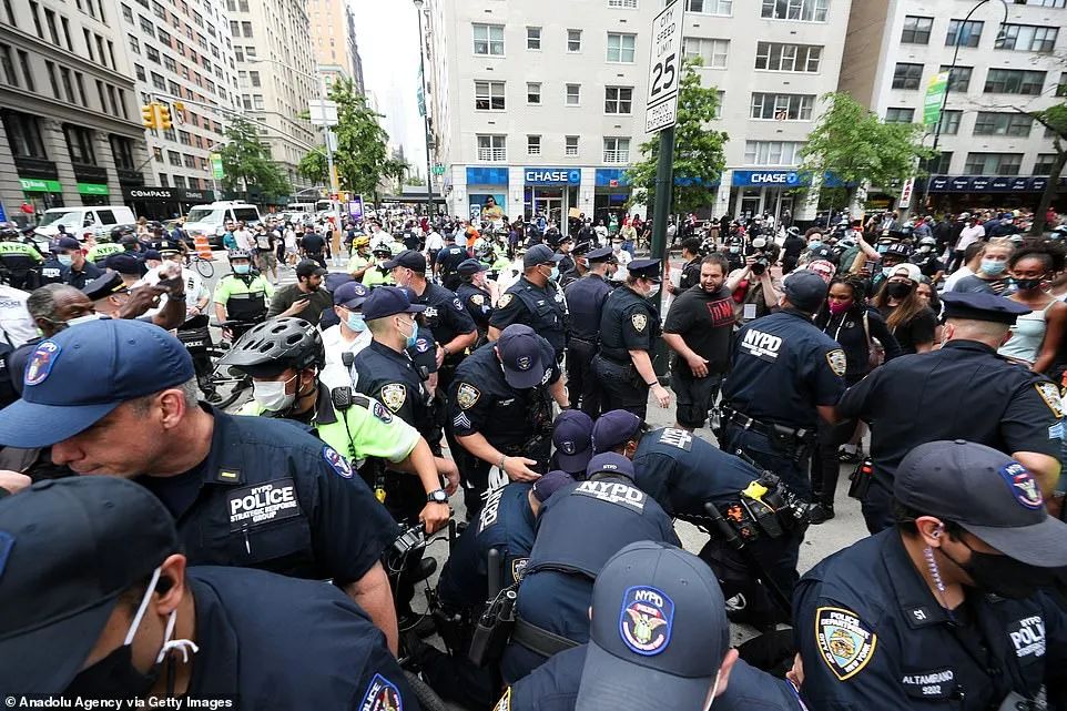 突发! 大型暴乱席卷全美! 枪手趁乱扫射人群 中弹市民哭嚎奔逃!